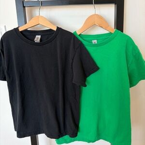 Gildan Kids Black and Green Short Sleeve Tees